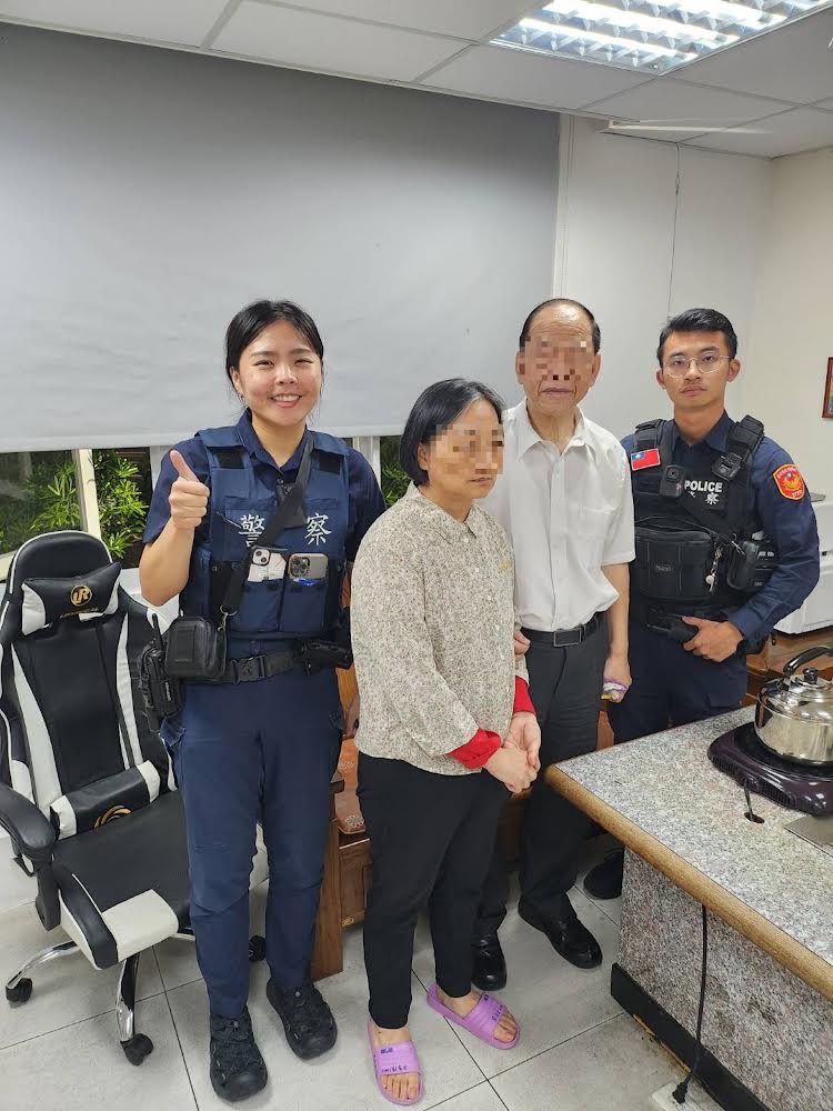 失智的石老婦外出後不記得回家的路,家屬心急如焚,北投分局永明派出所警員沈宛臻、柯朝鴻沿街訪查後終於尋獲。(記者薛秀蓮翻攝)