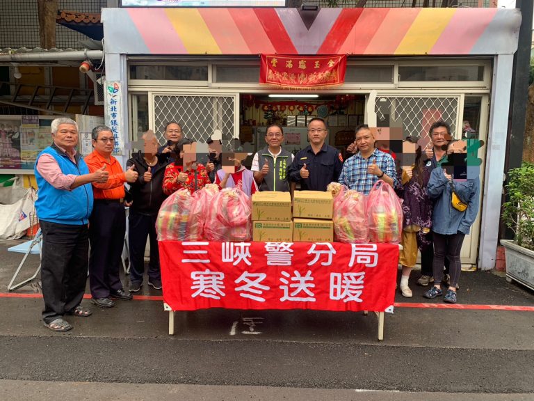 三峽副分局長林子翔帶隊發送給轄區獨居老人及弱勢家庭,雪中送炭之舉,讓受贈者備感窩心。(記者徐煜勝翻攝)