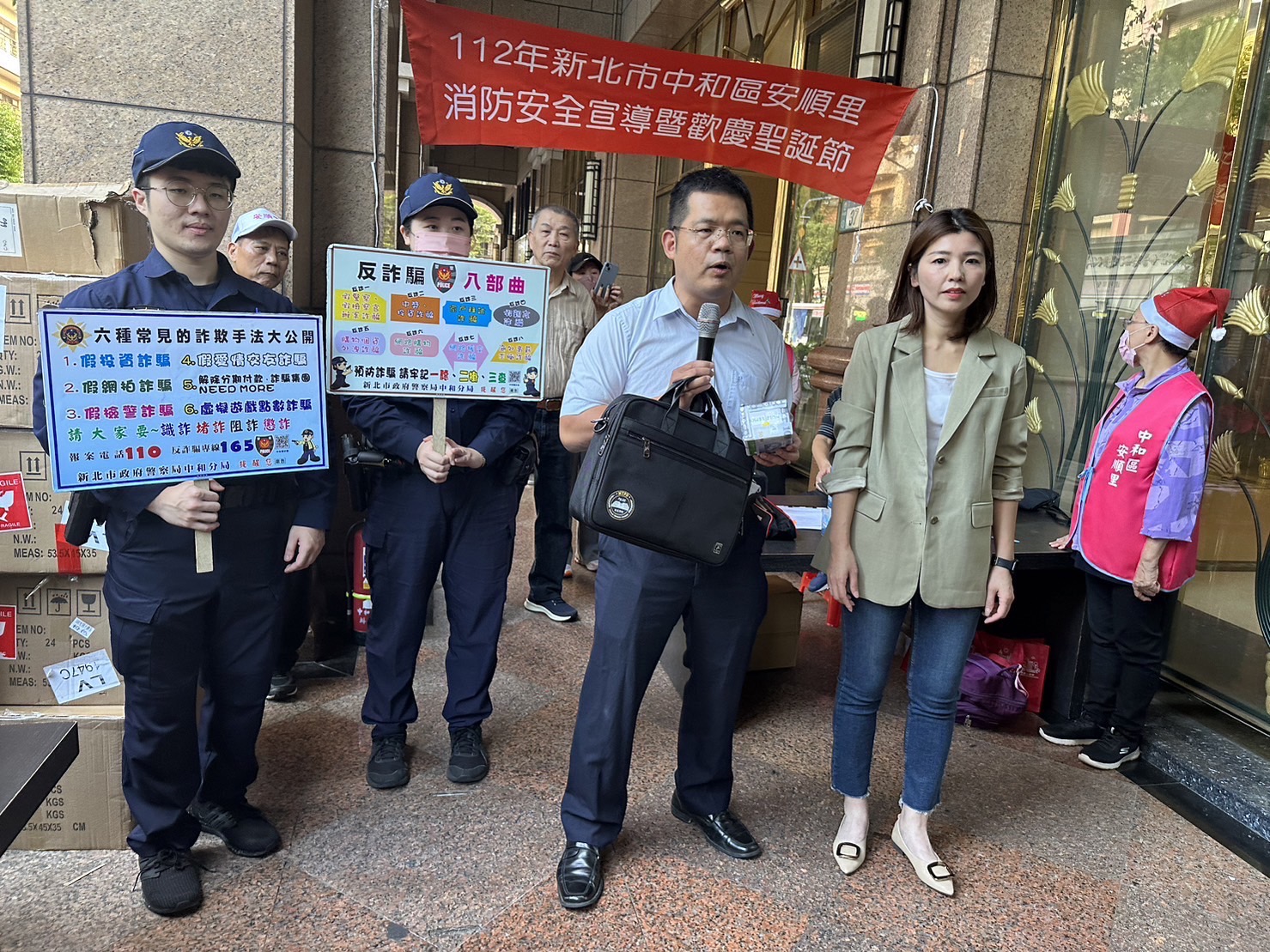 安平派出所所長鍾明豐特別攜所長公事包,與化身OL扮演面交取款車手的美女里長實鏡演出詐騙過程,提升里民警覺力。(記者張艷君翻攝)