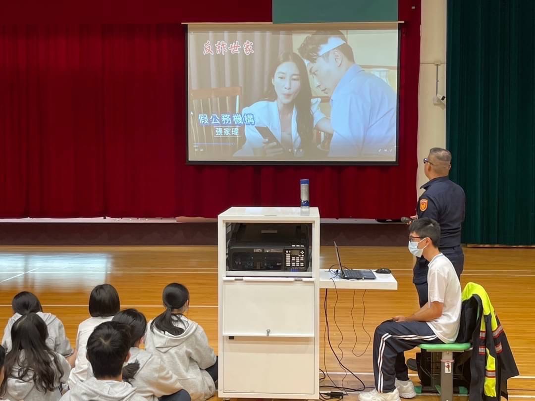 北投分局進入轄內校園,帶領莘莘學子認識新型態詐騙手法。(記者薛秀蓮翻攝)