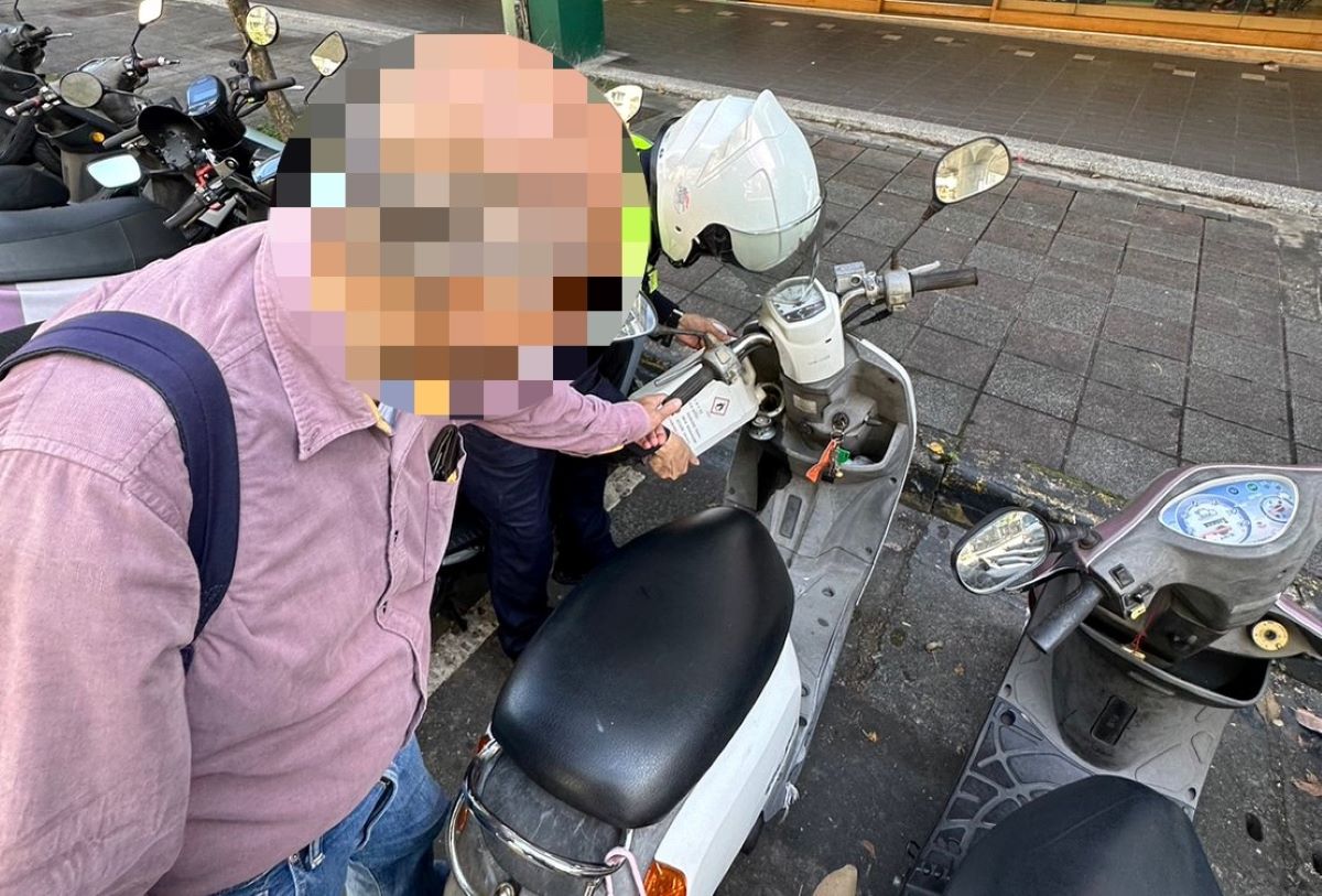 警方協助購買汽油。(記者薛秀蓮翻攝)