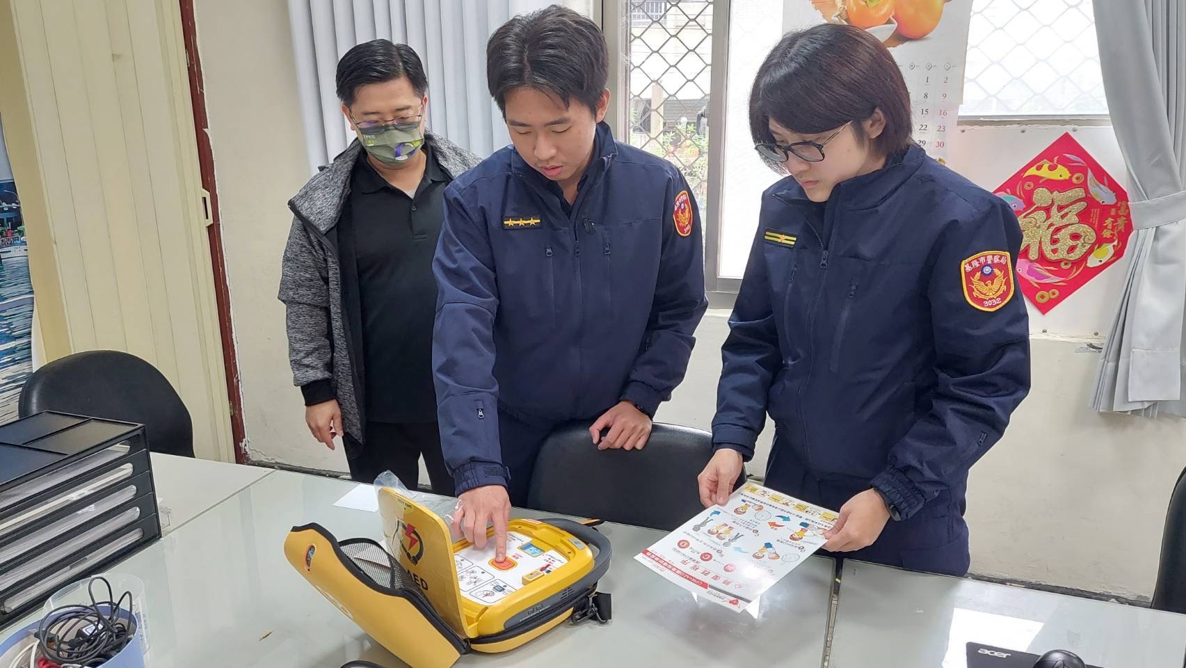 基隆市警察局第三分局員警進行AED操作訓練。（記者薛秀蓮翻攝)