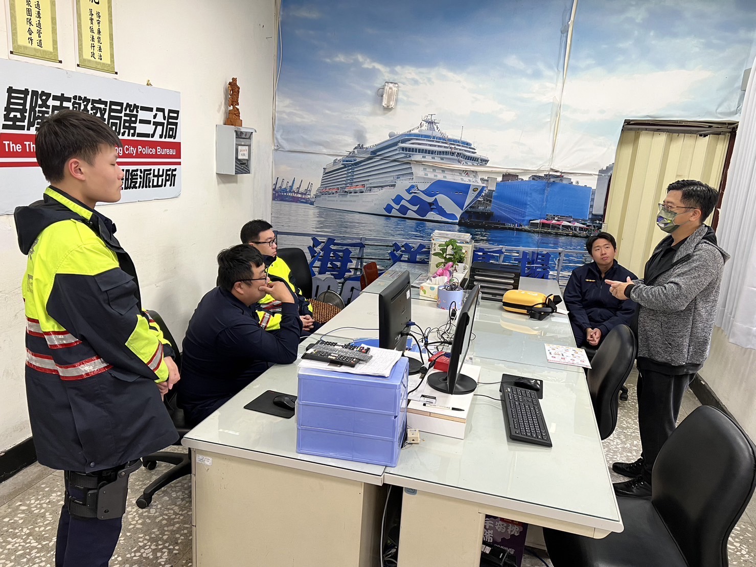 基隆市警察局第三分局員警接受AED使用訓練，提升緊急救護能力。（記者薛秀蓮翻攝)