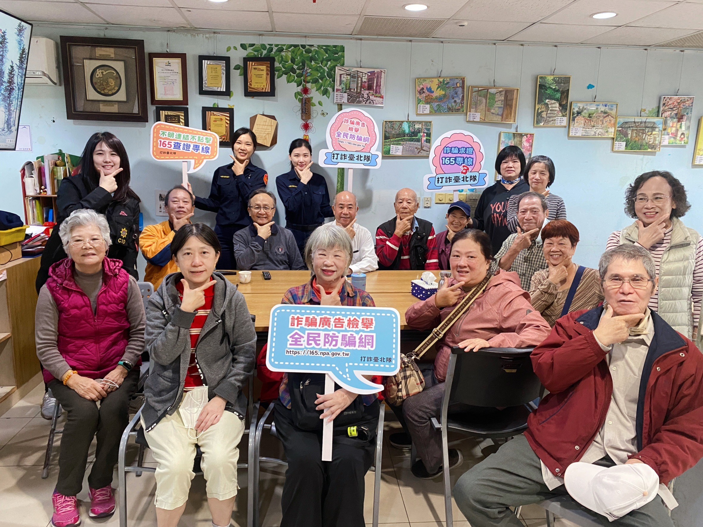 北市婦幼警察隊暖警至文山區明興里宣導加強人身安全意識,以及自我保護能力。(記者張艷君翻攝)