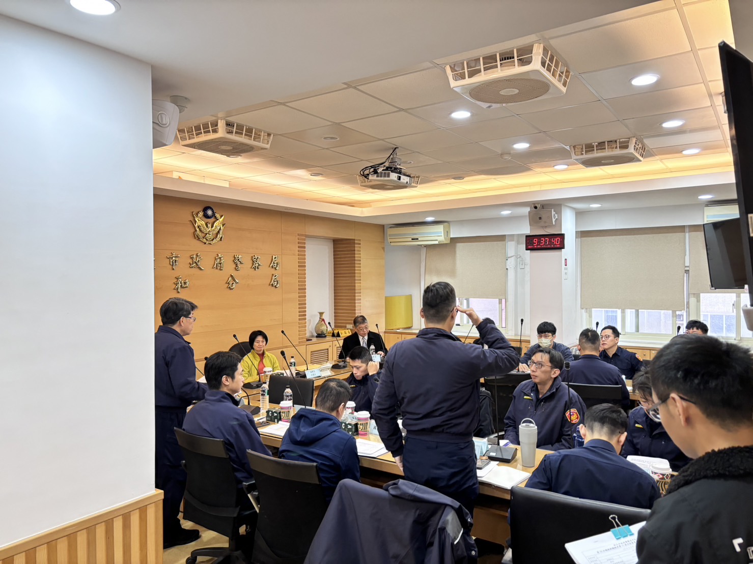 新北地方檢察署檢察長余麗貞率主任檢察官陳旭華、黃筵銘等共同前往中和警分局聽取各派出所所長針對查賄制暴工作簡報。(記者徐煜勝翻攝)