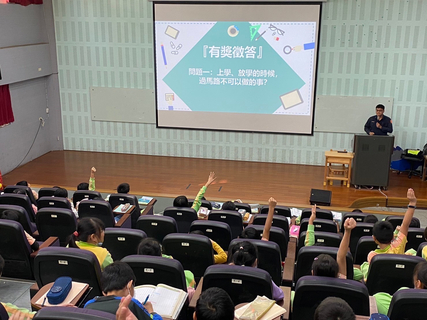 北投分局進入轄內校園,帶領莘莘學子認識新型態詐騙手法。(記者薛秀蓮翻攝)