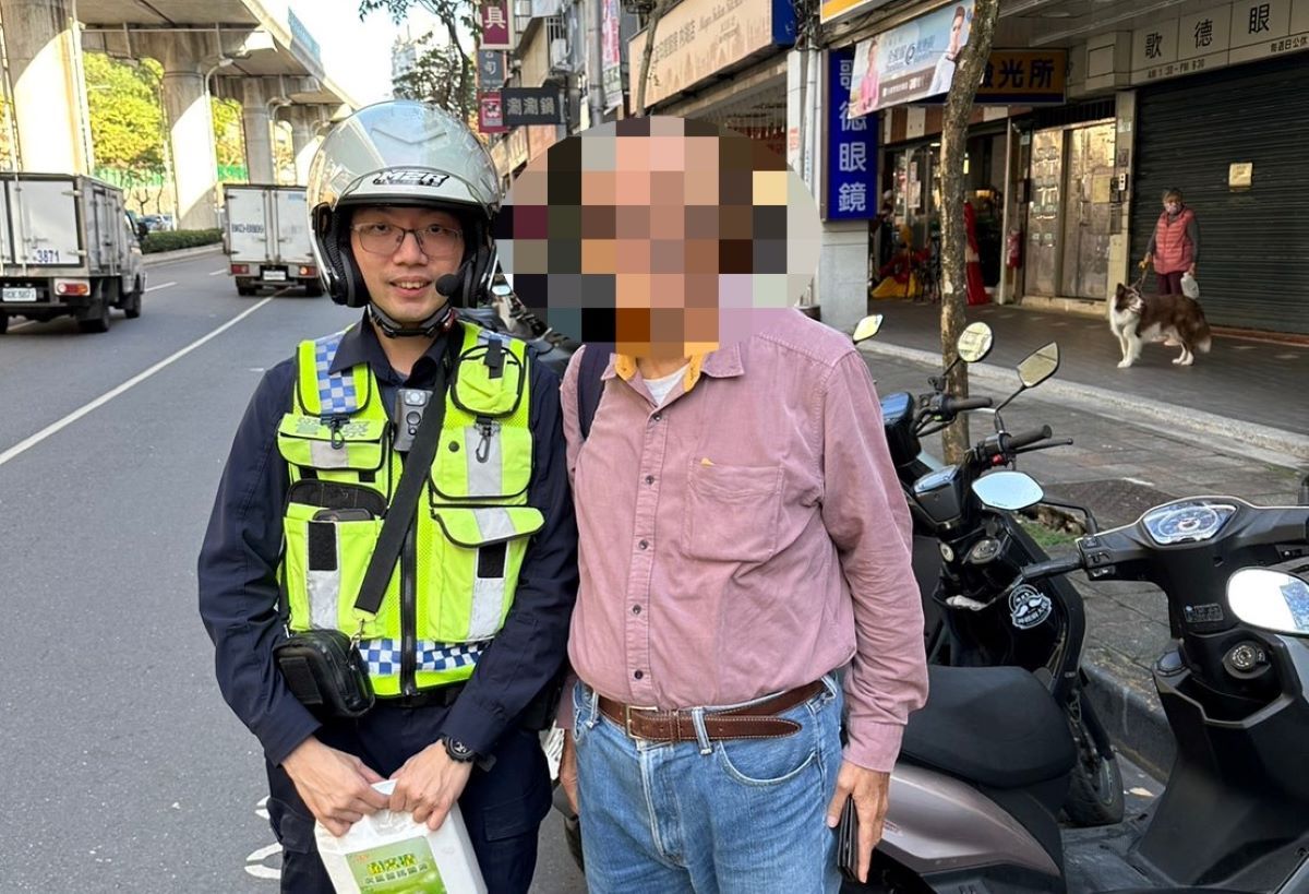 民眾與警方合照並表示感謝。(記者薛秀蓮翻攝)