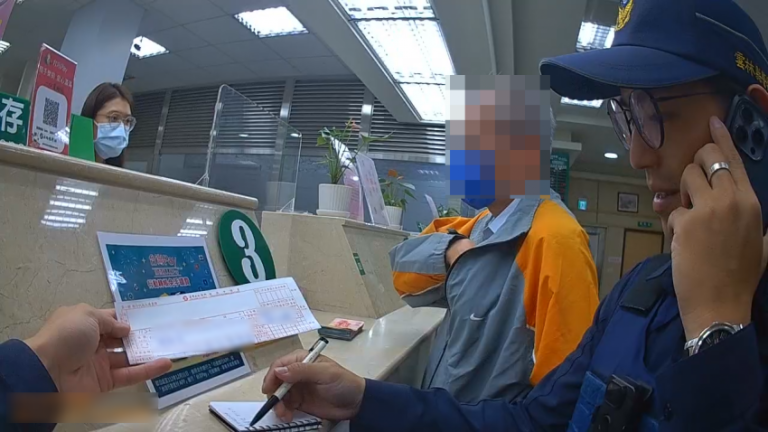 銀行同時發生兩起詐騙案,警方到場連續成功攔阻詐騙。(記者薛秀蓮翻攝)