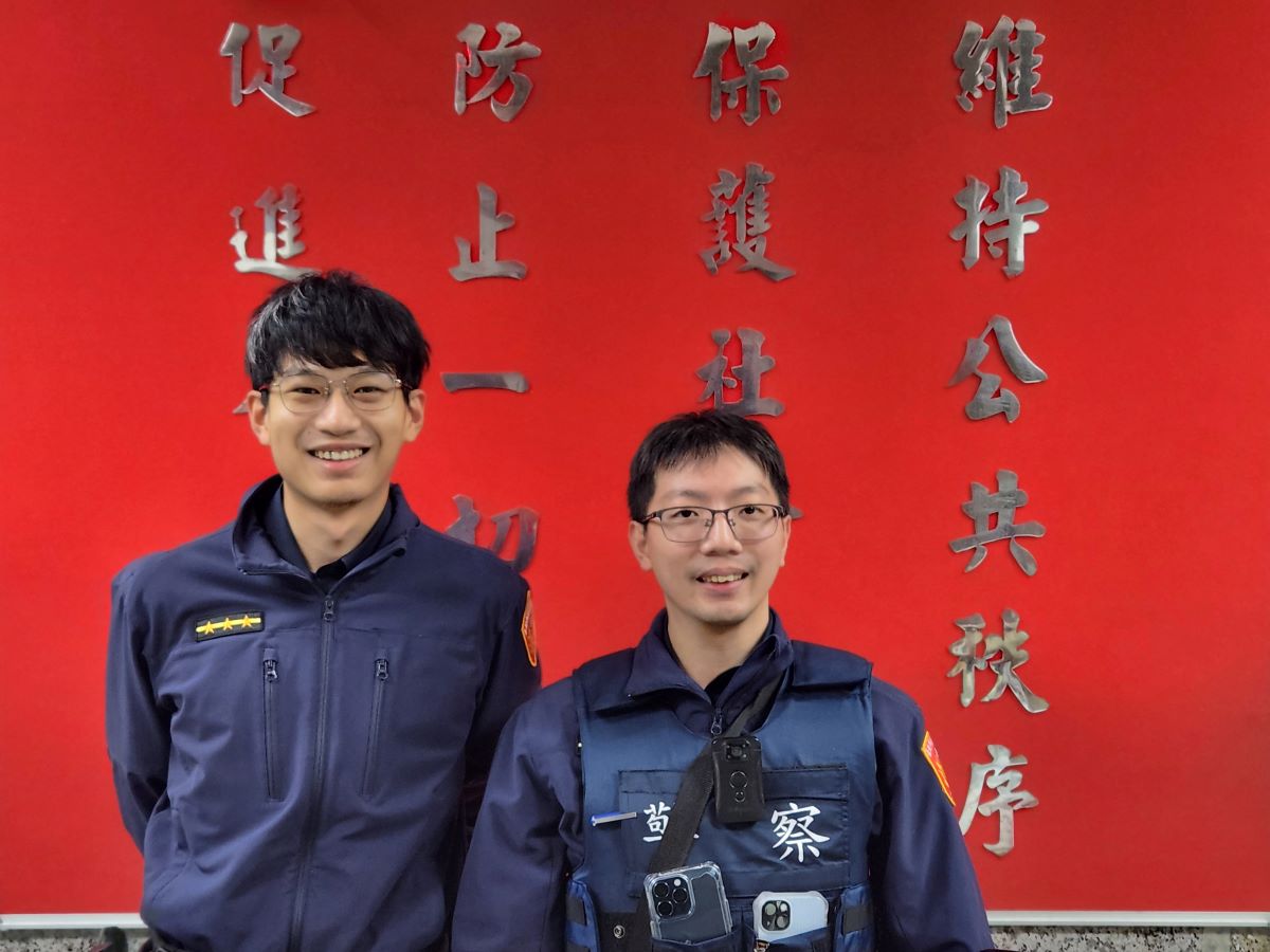 康寧派出所警員林孟緯(左)、陳介正(右)。(記者薛秀蓮翻攝)