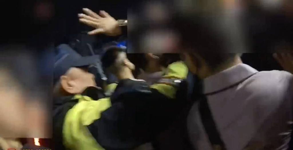 警以優勢警力介入驅散人群。(記者林金聖翻攝)