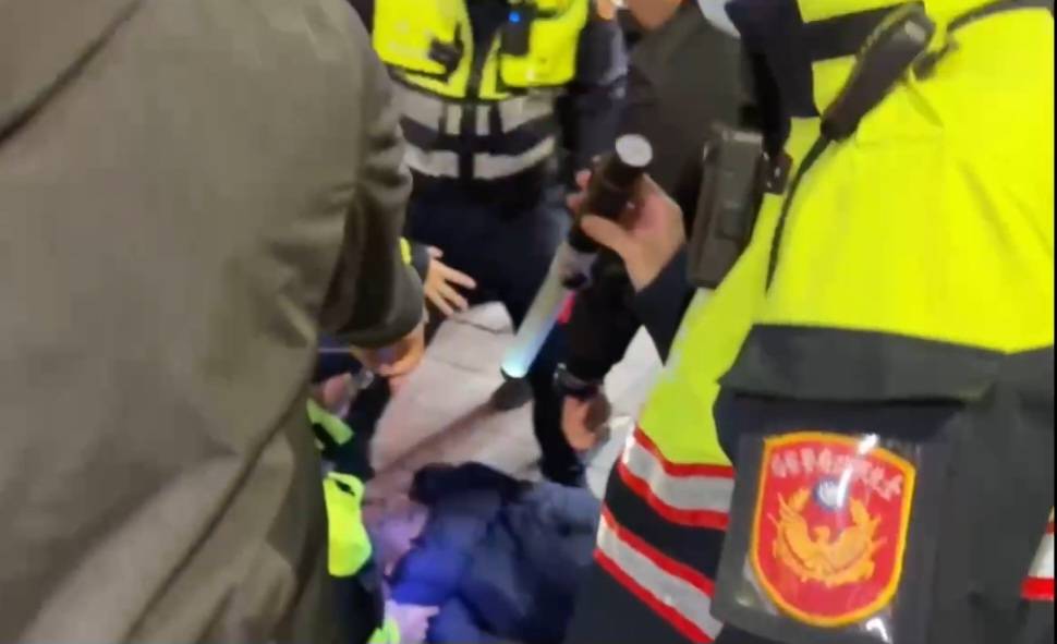 陳姓毒蟲遭警團團圍住壓制在地。(記者林金聖翻攝)