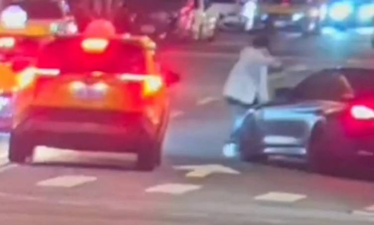 男酒駕連撞2車還差點波及路人。(記者林金聖翻攝)