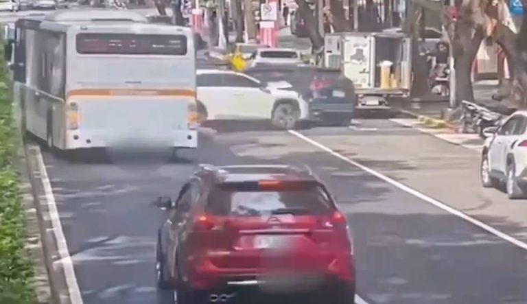 敦化南路一段公車疑切換車道追撞前車造成連環撞事故。(記者林金聖翻攝)