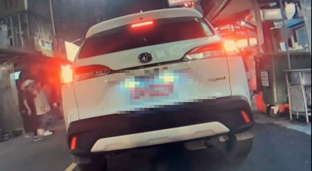 多元計程車因禮讓行人遭檢舉路中驟庭遭罰2萬4千元。(記者林金聖翻攝)