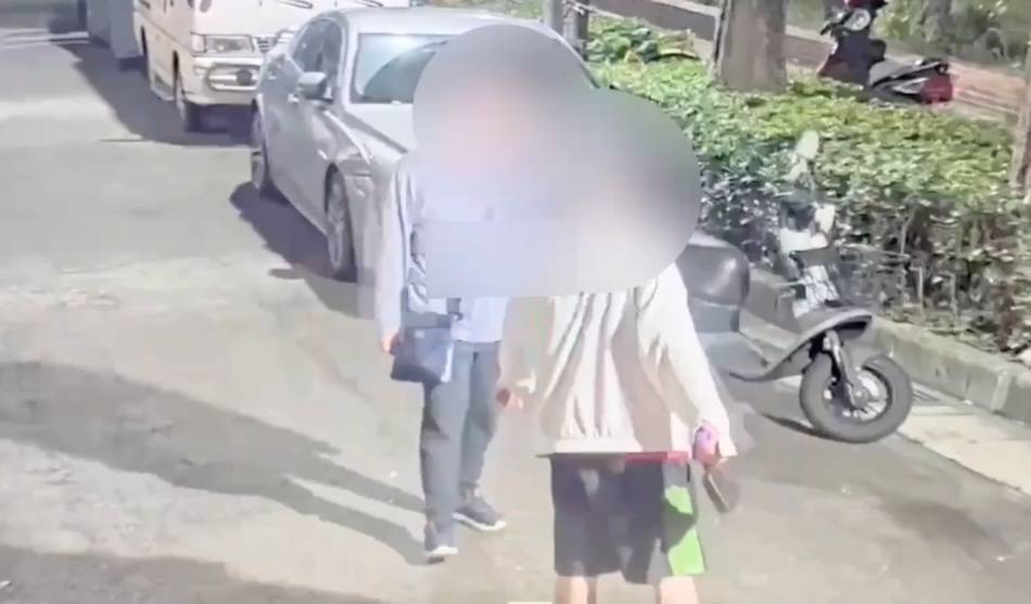 林嫌持雙菜刀找被害人理論。(記者林金聖翻攝)
