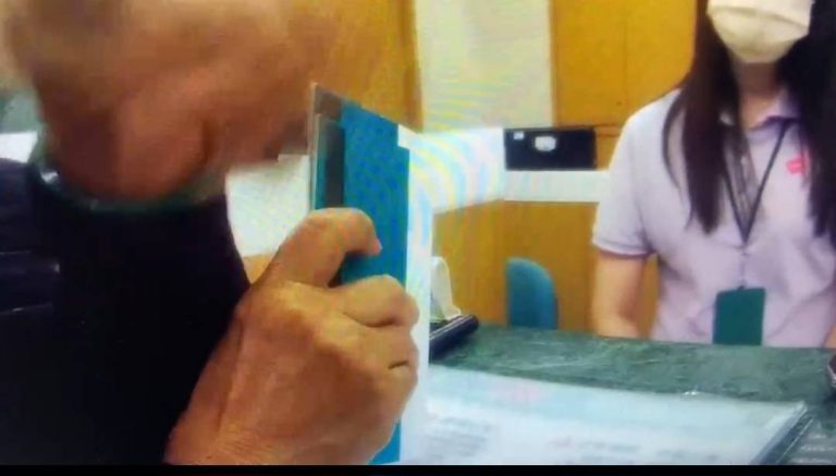 警員到場耐心向林女說明詐騙手法。（記者林金聖翻攝）