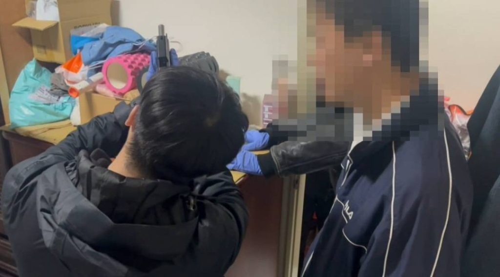 警一一拼湊完成讓賴男百口莫辯。(記者林金聖翻攝)