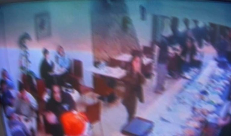 雙方人馬清粥小菜細故店內鬥毆。（記者林金聖翻攝）