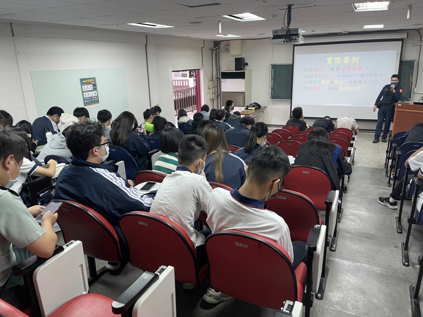 北投分局深入轄內各級學校,希望將犯罪預防的種子在校園扎根。(記者薛秀蓮翻攝)
