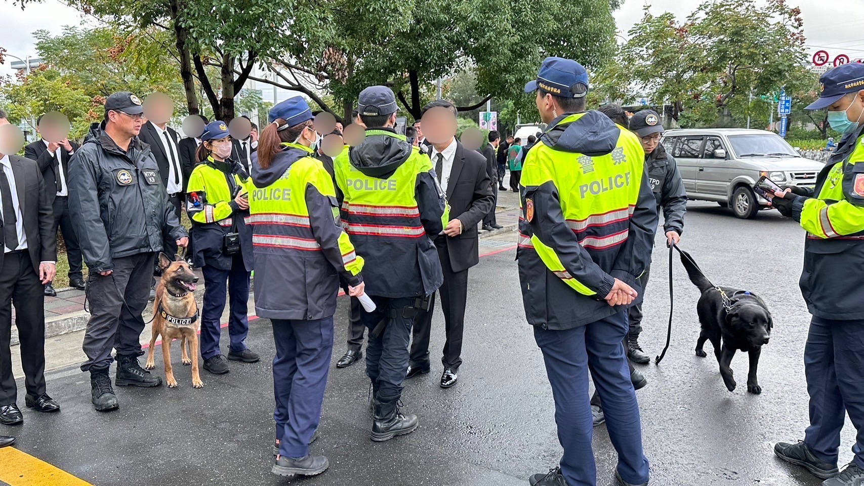 海山警對參與公祭人士嚴加盤查。(記者徐煜勝翻攝)
