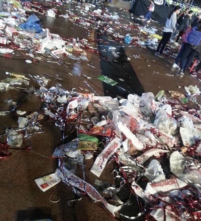 耶誕城活動結束滿地垃圾。（圖/蕭禾翊翻攝）