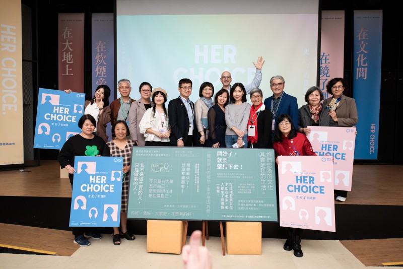 來自全台新女力創業加速器計畫輔導業師以及合作夥伴合影。（記者 張艷君翻攝）