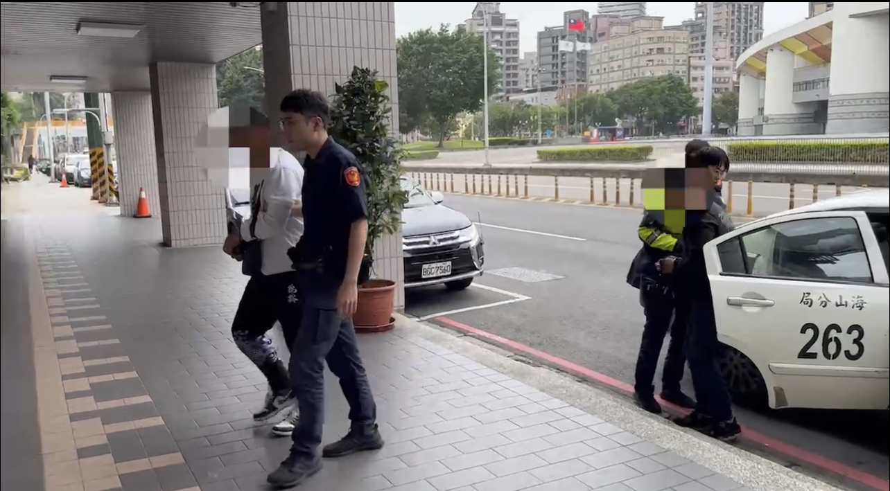 文聖所員警將兩嫌移送海山警分局偵查隊偵訊。(記者徐煜勝翻攝)