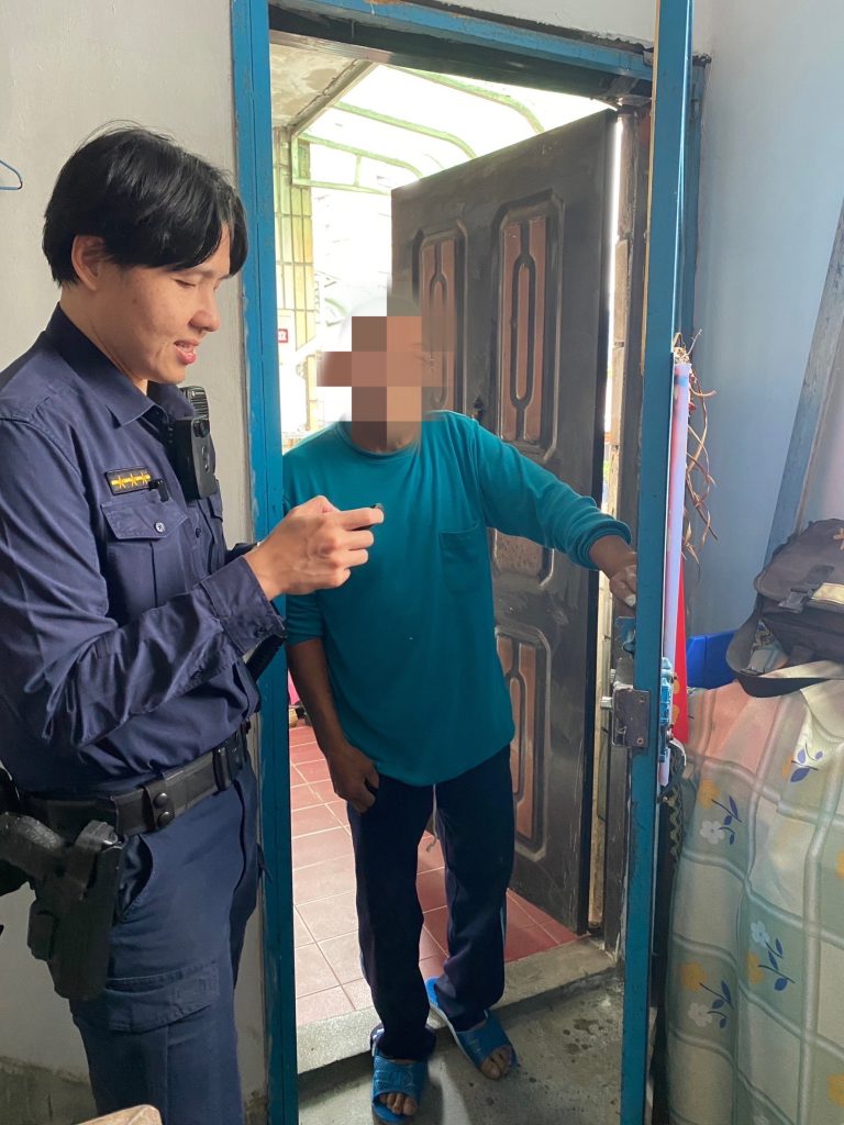 修屋頂被誤認要跳樓 ，三峽警趕往現場「搶救」，男子應門才知是烏龍一場。（記者 張艷君翻攝）