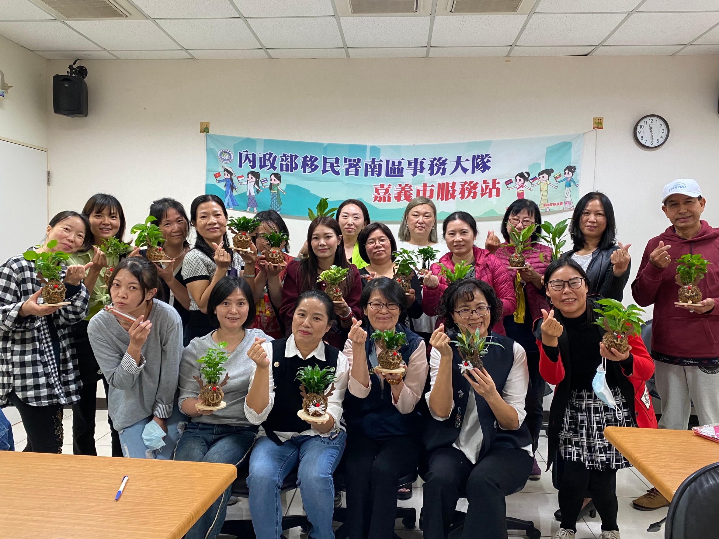 參與民眾開心地拿著自己做的聖誕苔球合照,提前歡度聖誕節。(記者 張艷君翻攝)