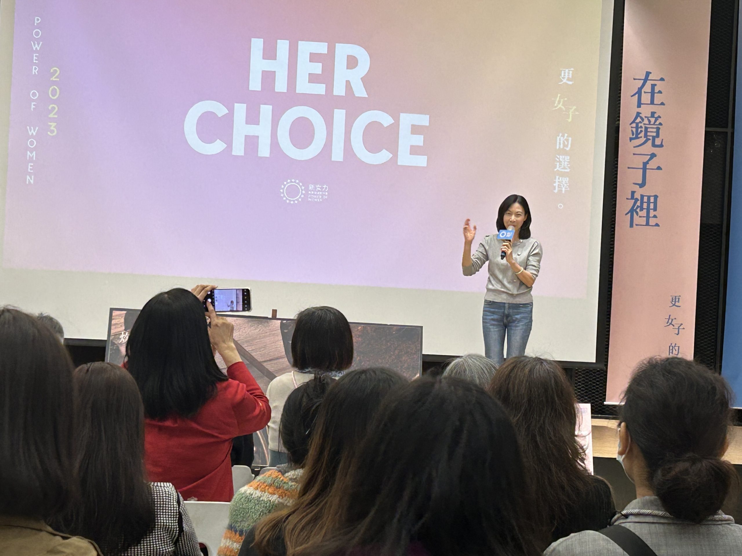 主辦單位婦權基金會副執行長黃鈴翔為新女力創業節致詞。（記者 張艷君翻攝）