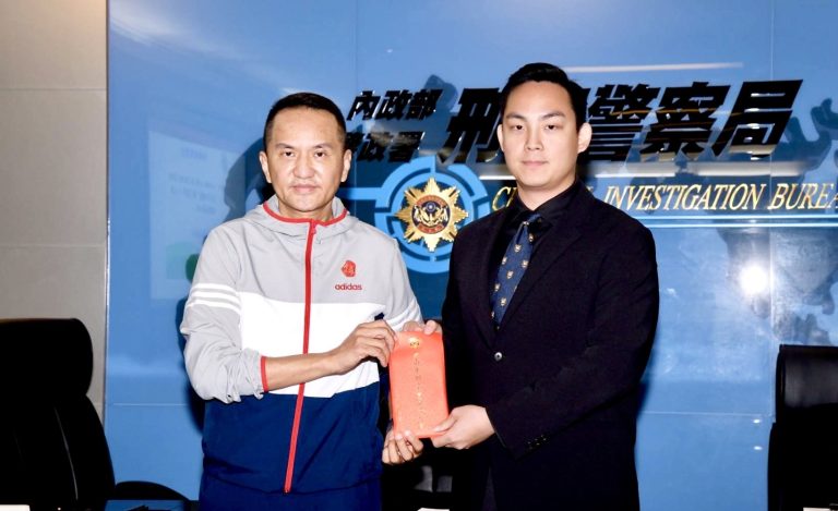 愛爾麗總裁常如山頒發破案獎金給破案有功人員。（記者林金聖翻攝）