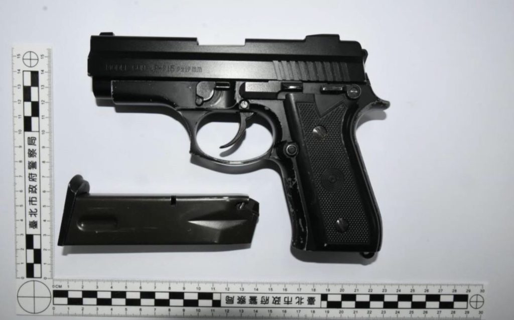 警查獲之改造槍枝。(記者林金聖翻攝)