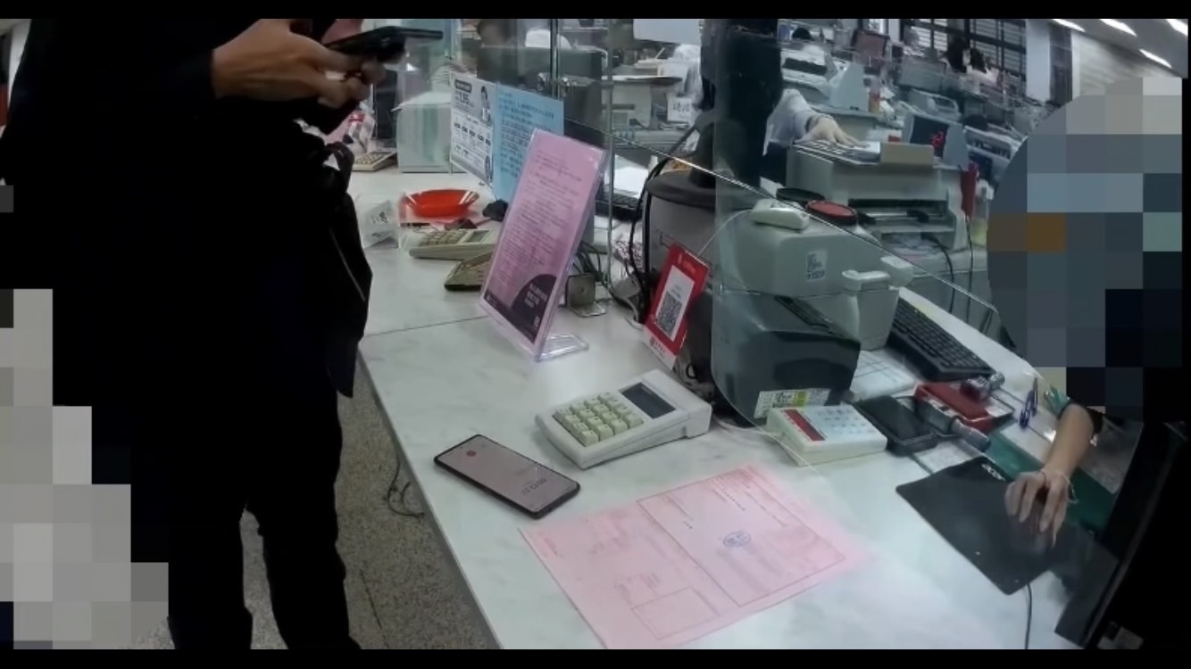 何姓婦人因家人看直播買而至銀行匯款,經員警解說後打消匯款念頭。(記者薛秀蓮翻攝)