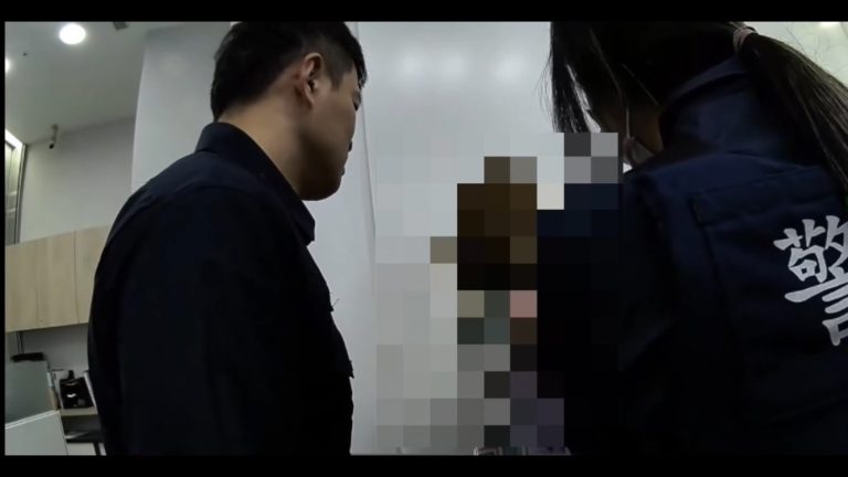 警員及時到場耐心向婦人說明遭到詐騙。（記者林金聖翻攝）