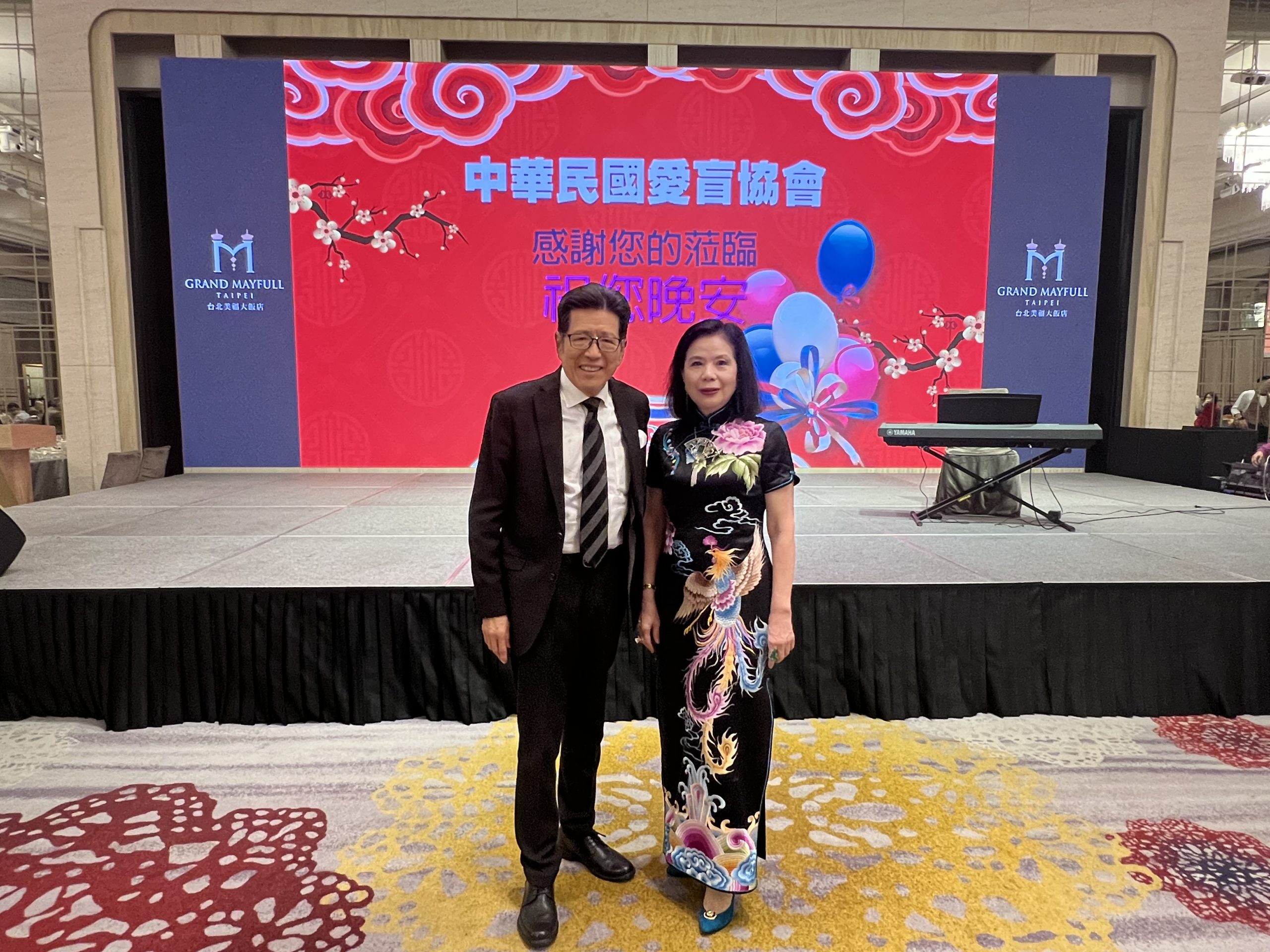 監交人嚴長壽(左)與中華民國愛盲協會前理事長林孟雪(右)合影。(記者張欽翻攝)