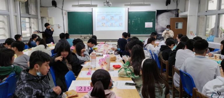 與轄內學校內湖高中合作，辦理反詐騙入班宣導，警員劉忠穎針對青少年常見之詐騙宣講。（記者薛秀蓮翻攝)