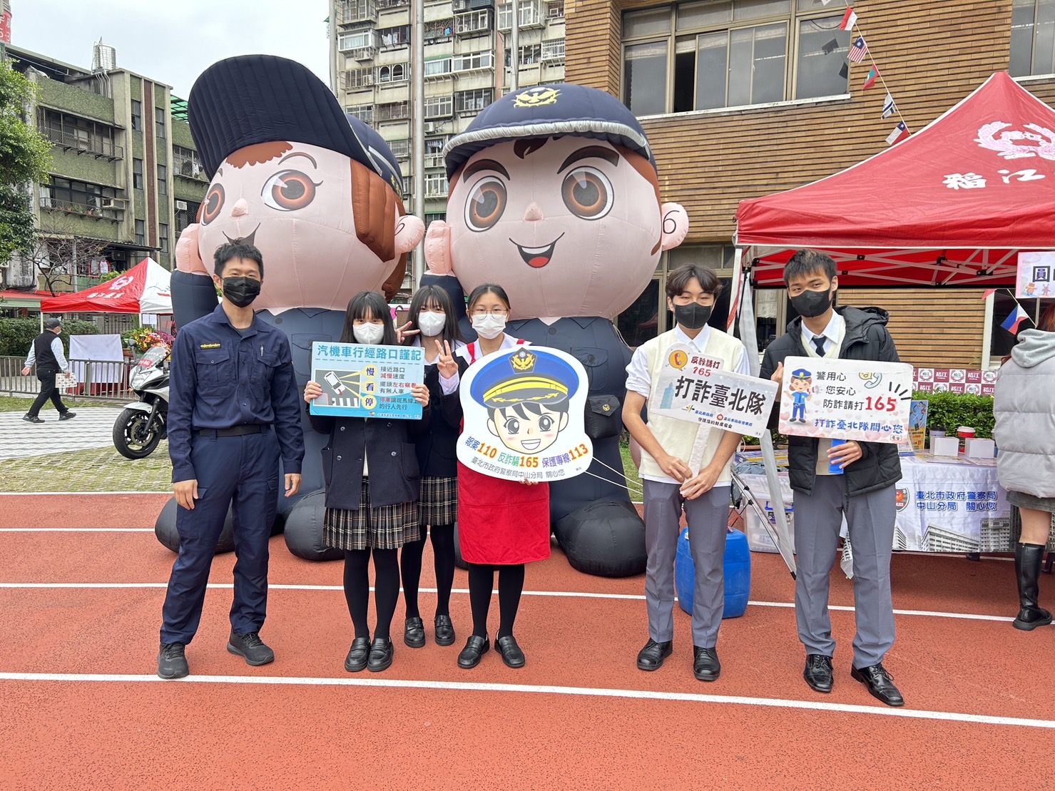 網路時代安全教育:中山分局指導稻江學校學生識別網路詐騙與毒品風險。(記者薛秀蓮翻攝)
