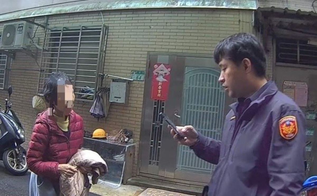 員警到場見陳姓婦人於巷弄徘徊。(記者薛秀蓮翻攝)