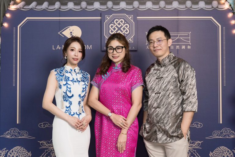 愛康製藥旗下新品牌懿天由曾仕哲(右)主理,在夫人吳瀅瀅(左)及品牌顧問李芯薇(中)的力挺下,甫發布就有非凡氣勢。(圖/愛康製藥提供)