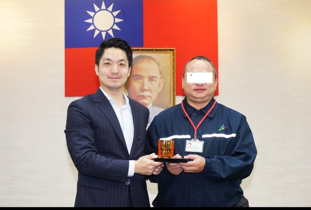 林姓前班長接受市長蔣萬安頒獎表揚。(記者林金聖翻攝)