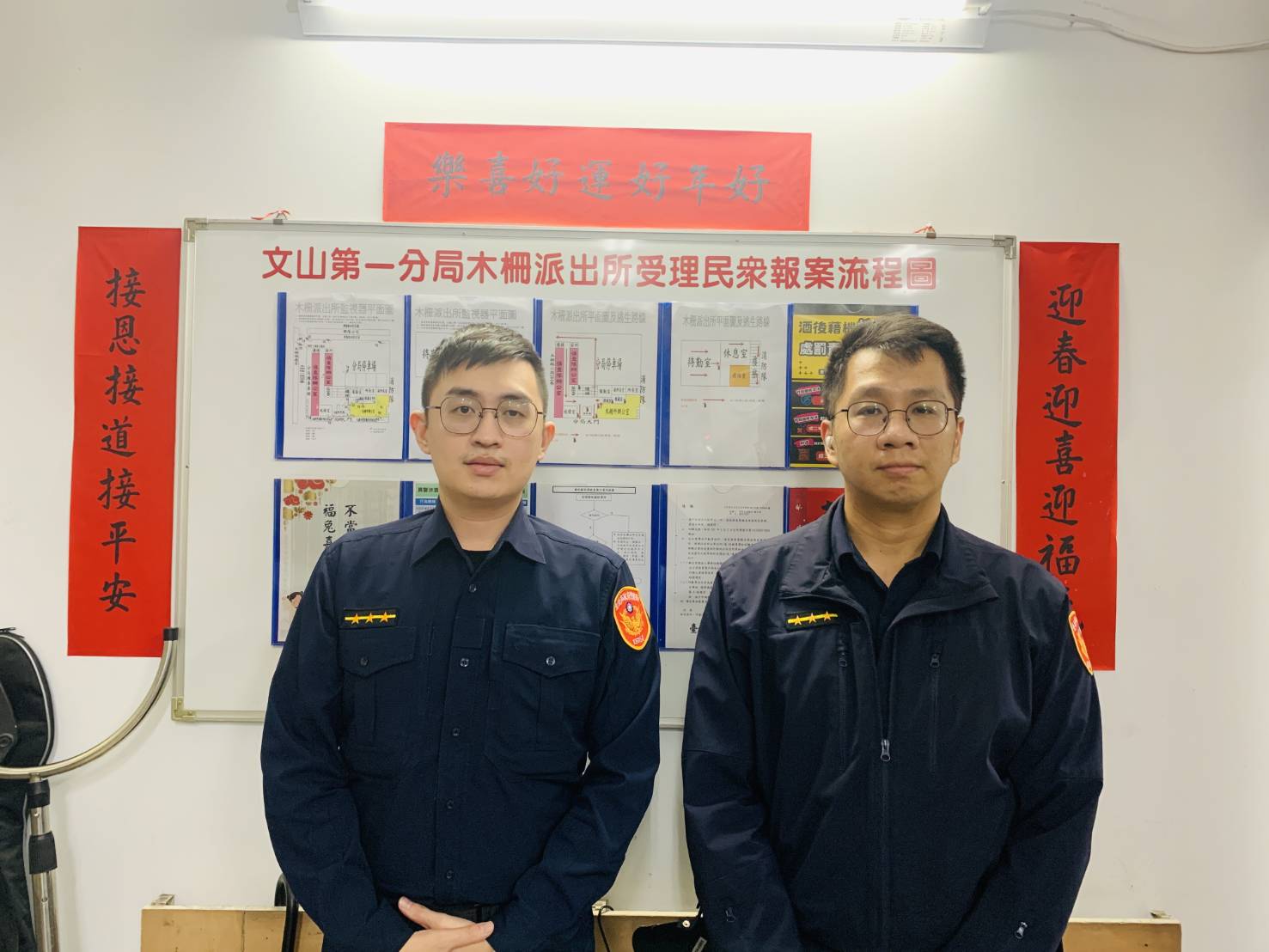 蘇女發現內衣賊的行徑後,立即報警處理,木柵派出所警員呂楚霖(圖左) 許景沛(圖右)展開追查。(記者黃荷琇 翻攝)