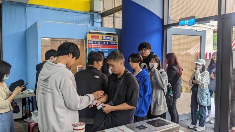 昨（27）日桃園臺產主題日，球迷不畏寒流進場看球。（記者 趙靜姸翻攝）　