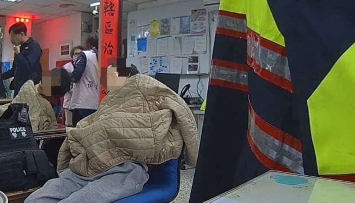將陳姓婦人帶返派出所休息。(記者薛秀蓮翻攝)