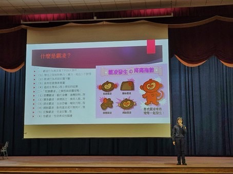 北投分局特別規劃一系列法治教育講座,由關渡所所長陳以雯向學生進行反霸凌、反毒等犯罪預防宣導。(記者薛秀蓮翻攝)
