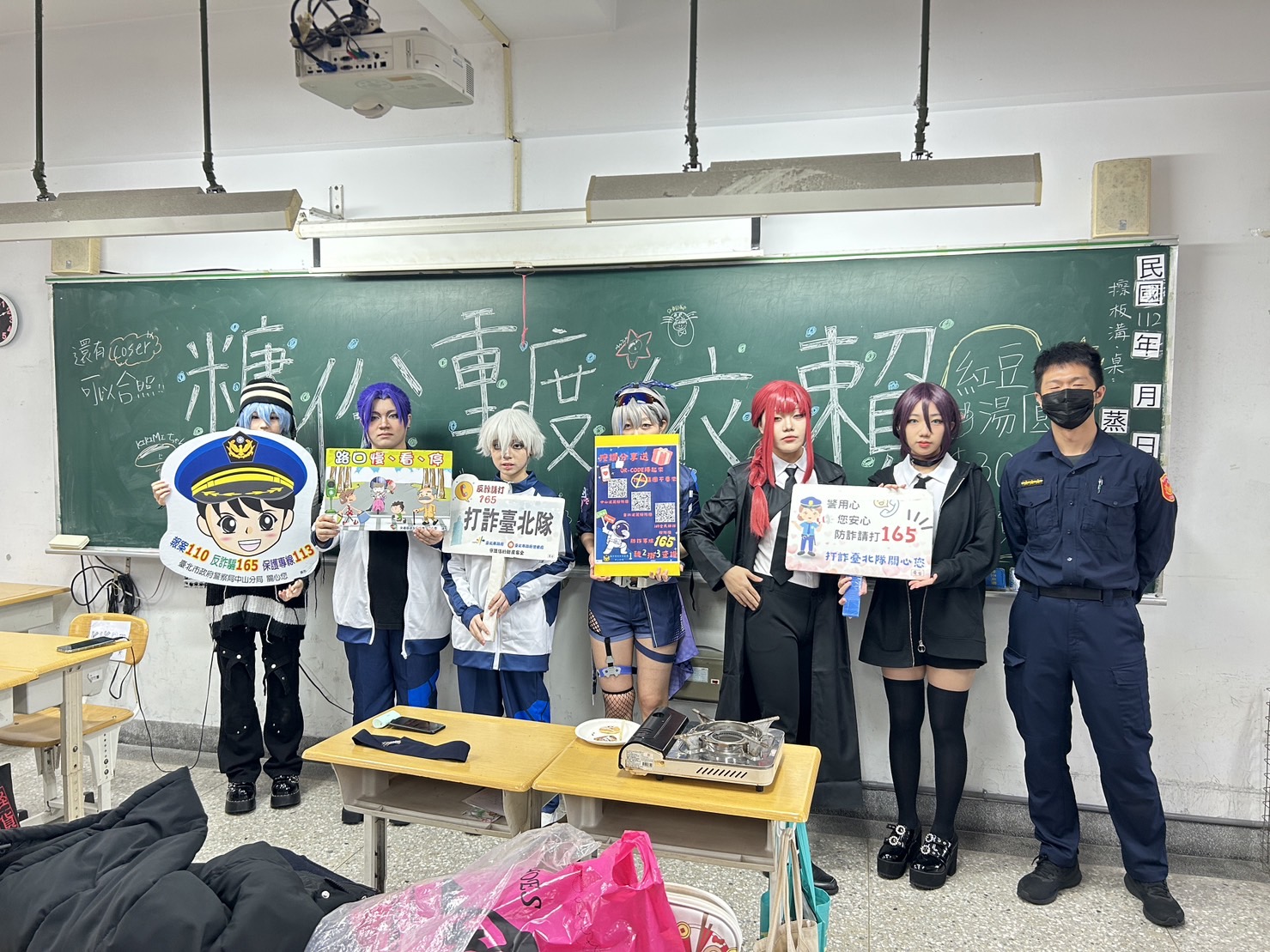 防詐騙宣導活動,中山警與學生一起傳達警惕信息。(記者薛秀蓮翻攝)