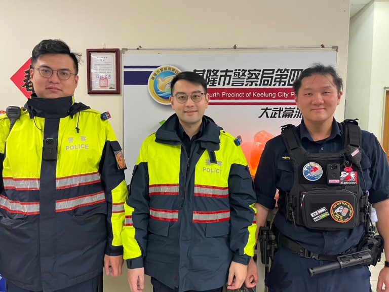 基隆市警察局第四分局大武崙派出所副所長羅祐儒（中）、警員江竑勳（右）、胡秉維（左）。（記者薛秀蓮翻攝)