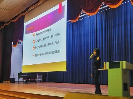 北投分局特別規劃一系列法治教育講座,由關渡所所長陳以雯向學生進行反霸凌、反毒等犯罪預防宣導。(記者薛秀蓮翻攝)