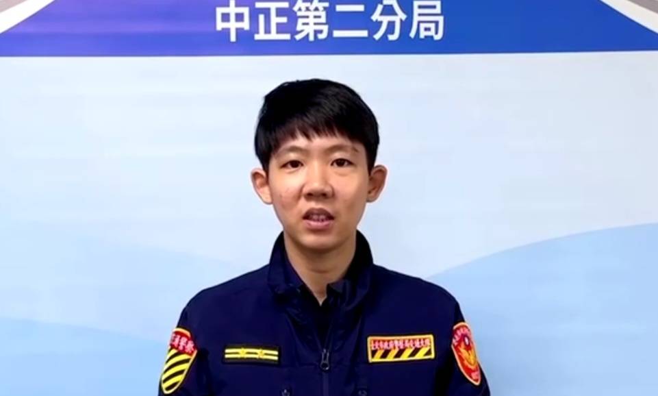 中正二交通分隊中隊長吳玟儀說明。(記者林金聖翻攝)