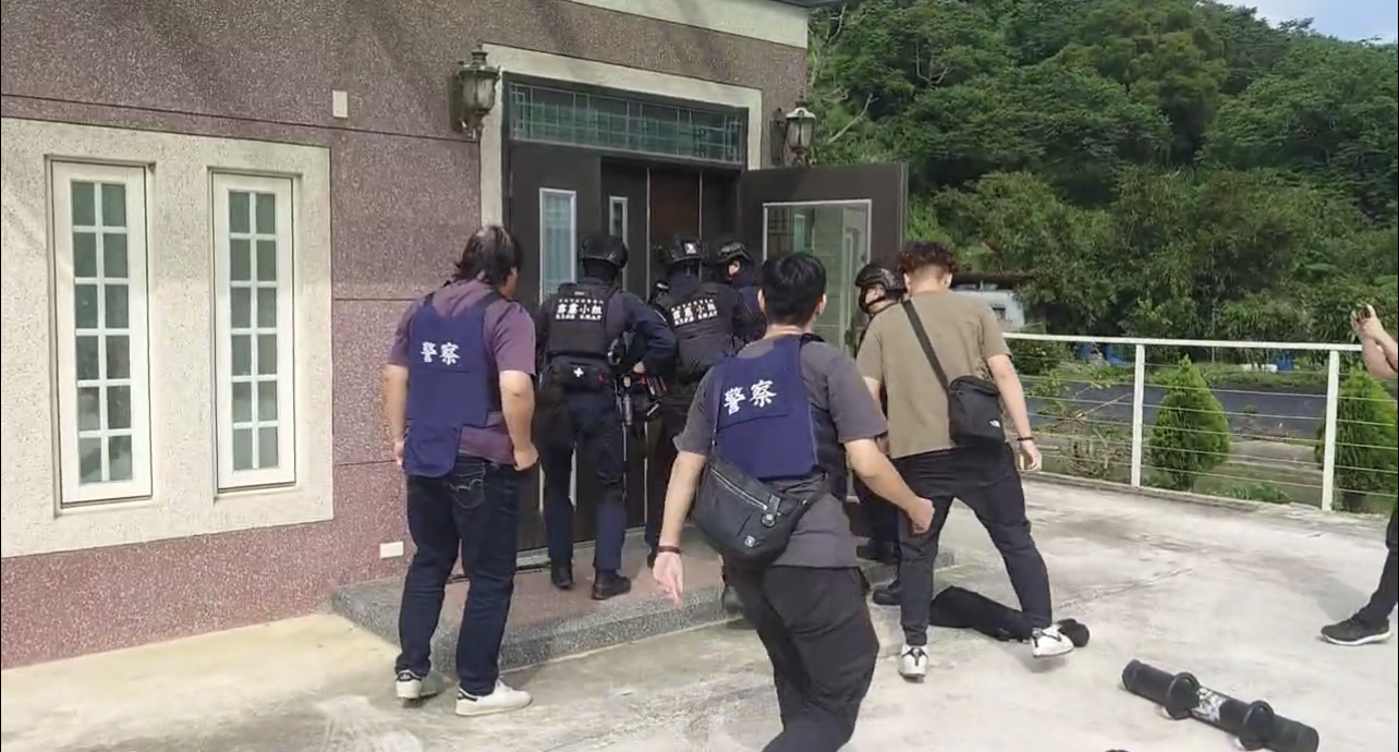 專案小組員警攻堅破門。(記者徐煜勝翻攝)
