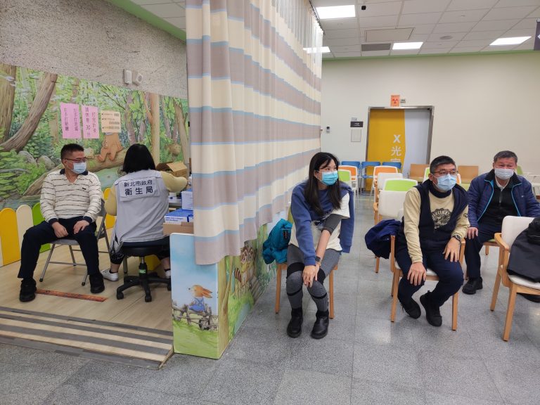 樹林警分局安排員警接種新冠疫苗。（記者徐煜勝翻攝）